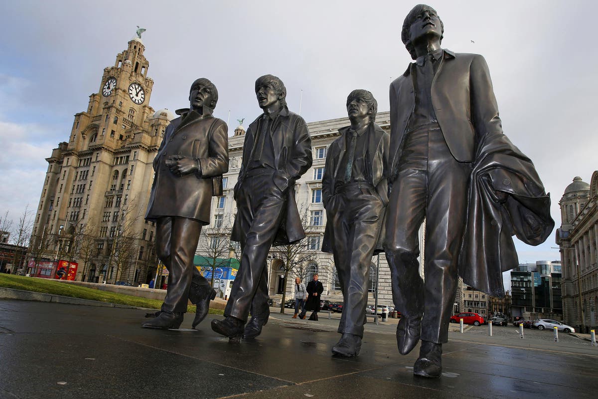 Бронзовые скульптурные группы. Ливерпуль памятник Beatles. Статуя Битлз в Ливерпуле. Памятник Битлз Великобритания. Памятник группе Битлз в Ливерпуле.