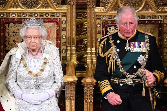 La reina Isabel II y el príncipe Carlos, príncipe de Gales, durante la apertura estatal del parlamento en el Palacio de Westminster el 14 de octubre de 2019.