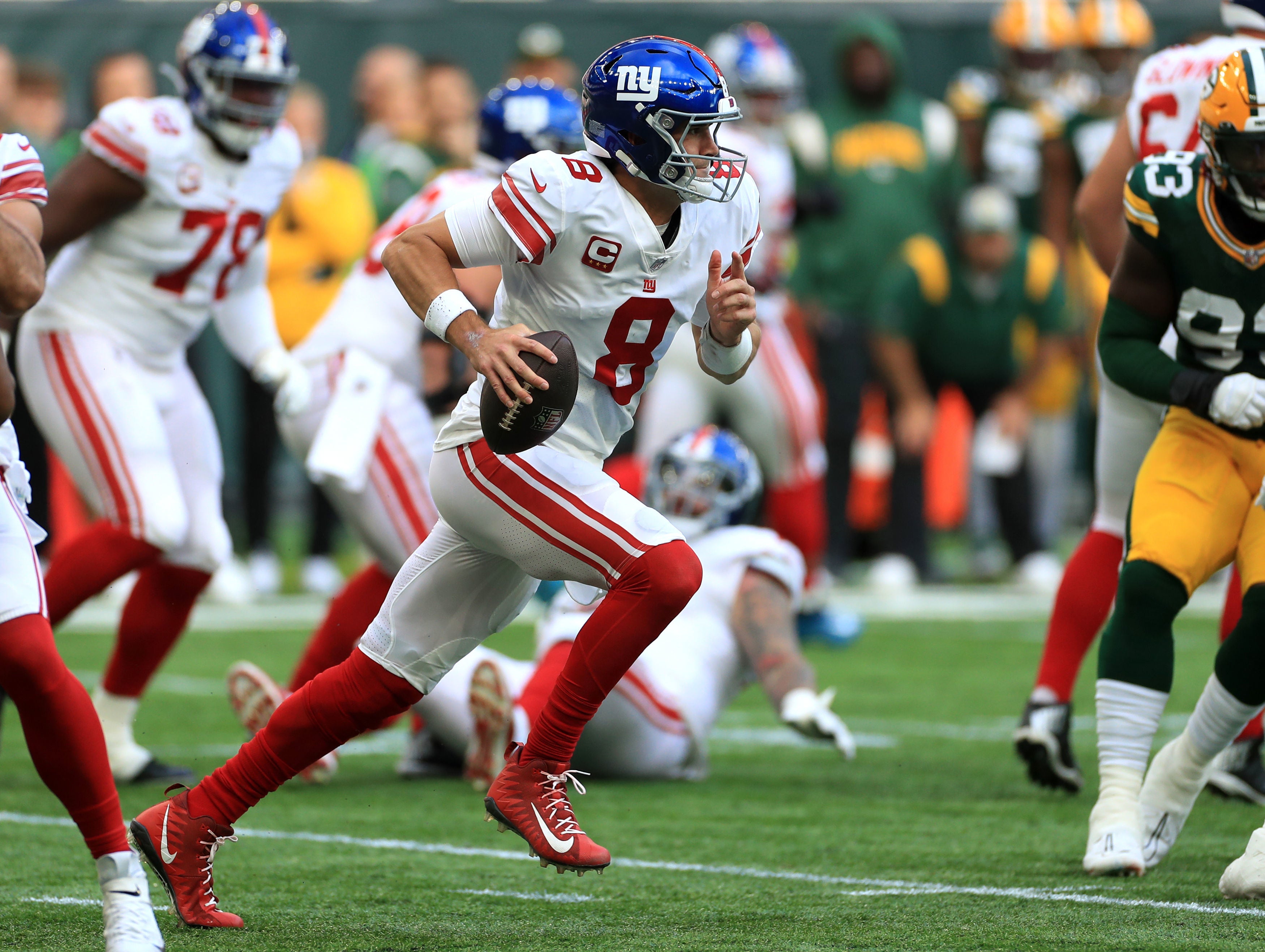 Daniel Jones carries the ball against the Green Bay Packers