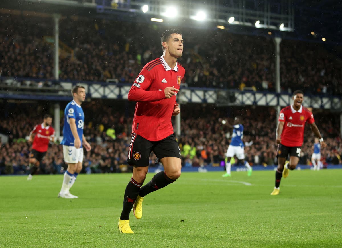 Cristiano Ronaldo&rsquo;s 700th club goal sends Manchester United past Everton
