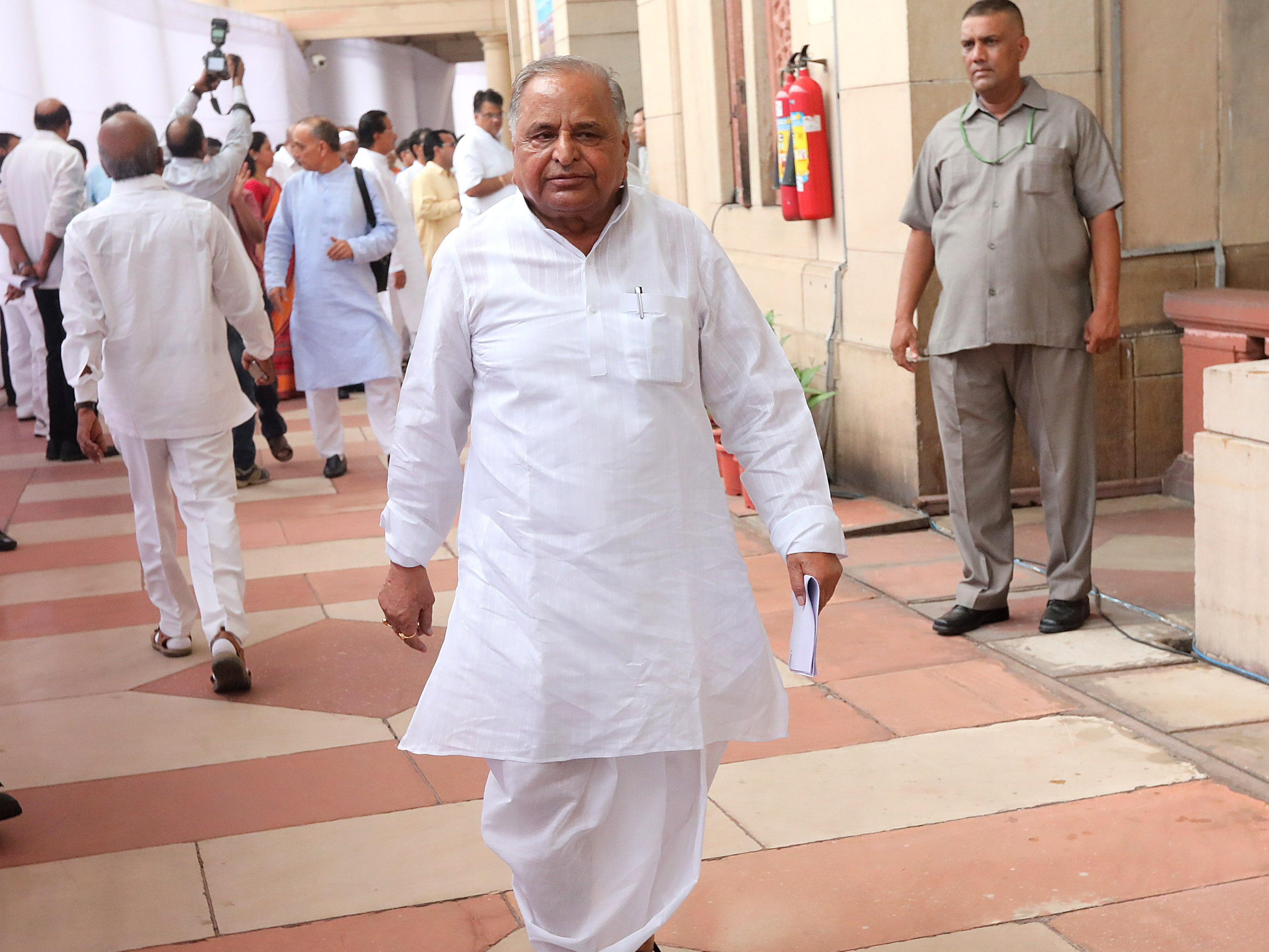 India’s former defense minister and a veteran socialist leader, Mulayam Singh Yadav died in a hospital on Monday after a prolonged illness. He was 82.