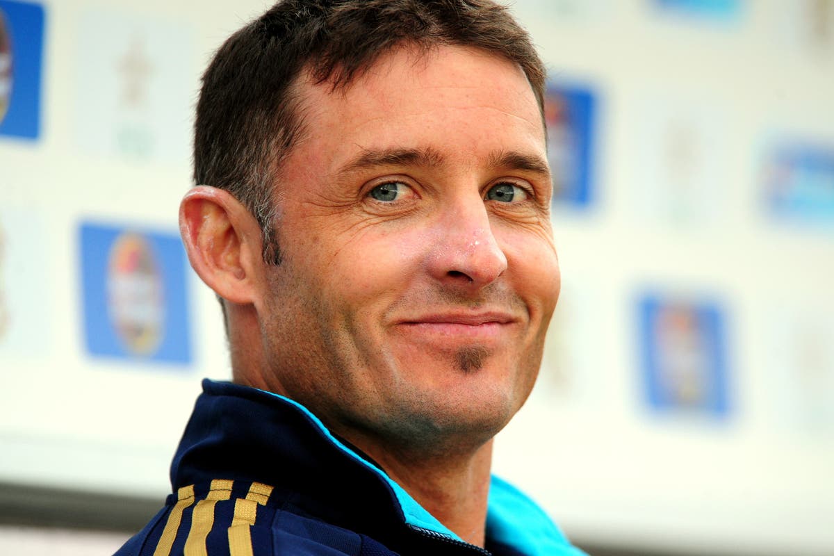 England assistant Mike Hussey: I&rsquo;d have taken harder line on obstruction call
