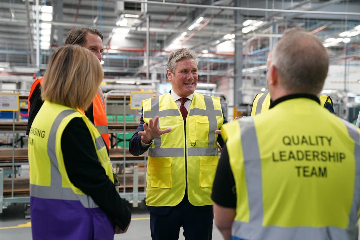 Government &lsquo;fighting like cats in a sack&rsquo;, says Starmer