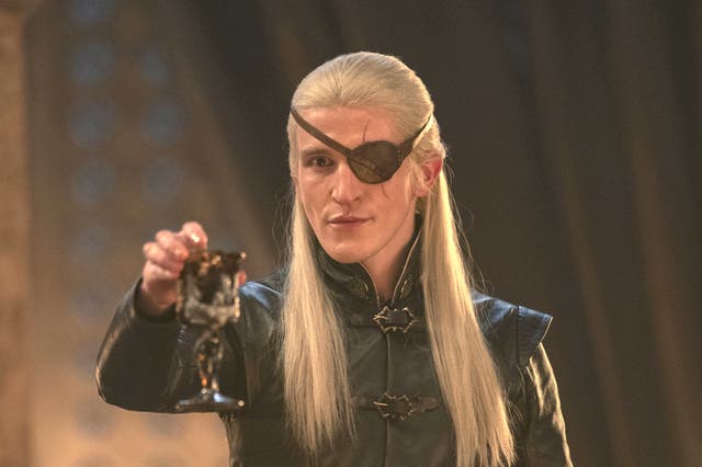 Ewan Mitchell como Aemond Targaryen