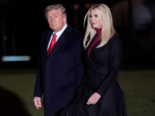 Donald Trump y su hija Ivanka Trump caminan hacia Marine One en el jardín sur de la Casa Blanca el 4 de enero de 2020 en Washington, DC