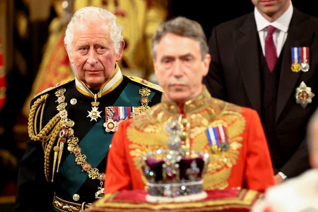 El rey Carlos procede detrás de la Corona del Estado Imperial durante la Apertura Estatal del Parlamento en mayo de 2022