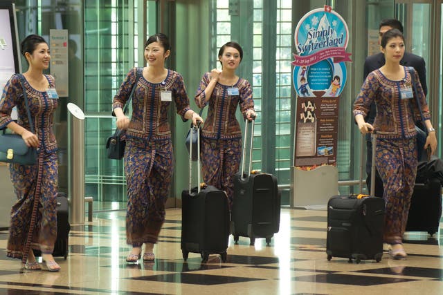 <p>Singapore Airlines crew in their distinctive uniforms</p>