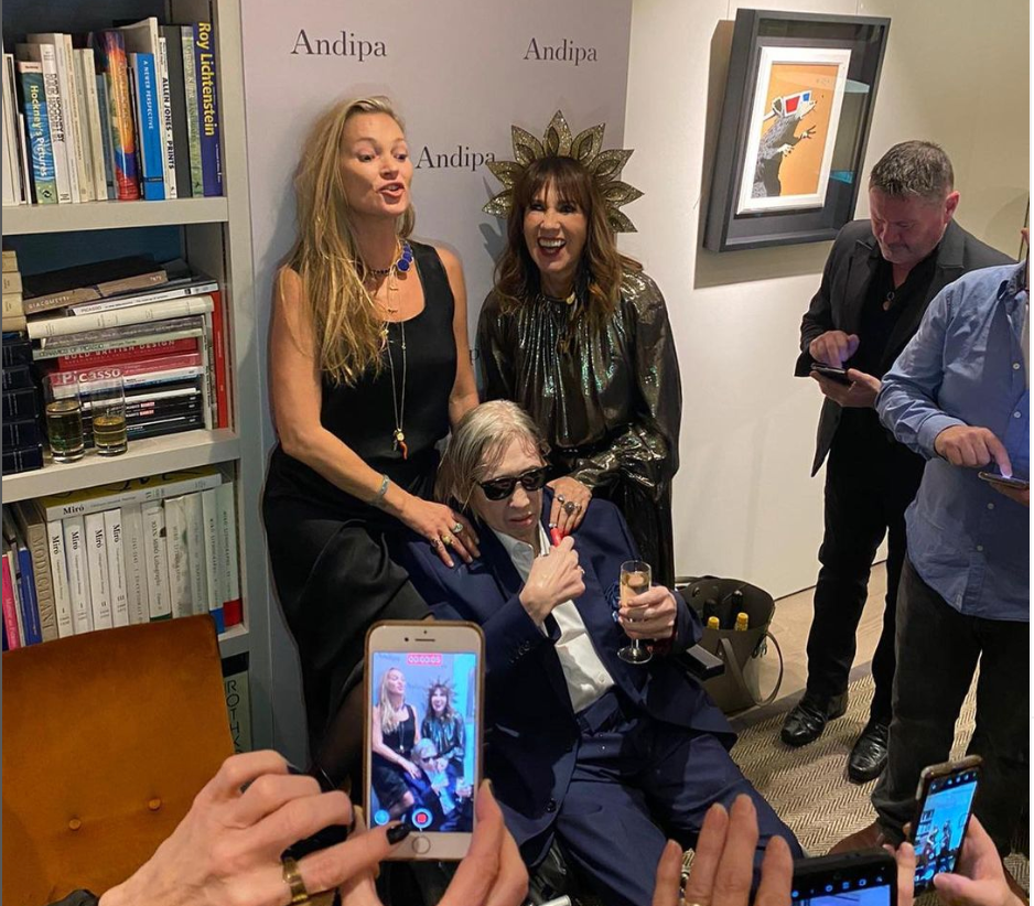 MacGowan with Kate Moss and Victoria Clarke at an art exhibition