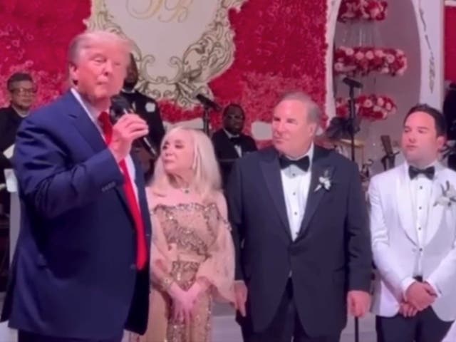 Donald Trump apareció en una boda y habló de sí mismo