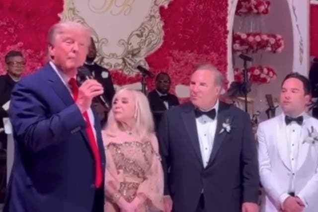 Donald Trump apareció en una boda y habló de sí mismo