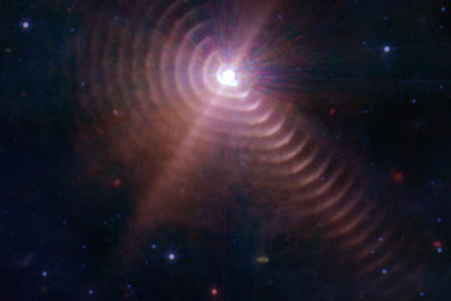 <p>Anillos de polvo se desprenden de la estrella binaria WR140, y son lanzados hacia el cosmos por el poderoso viento solar</p>