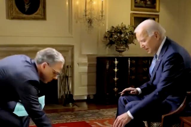 <p>Some internet users commented on Jake Tapper helping Joe Biden pick up a piece of paper</p>