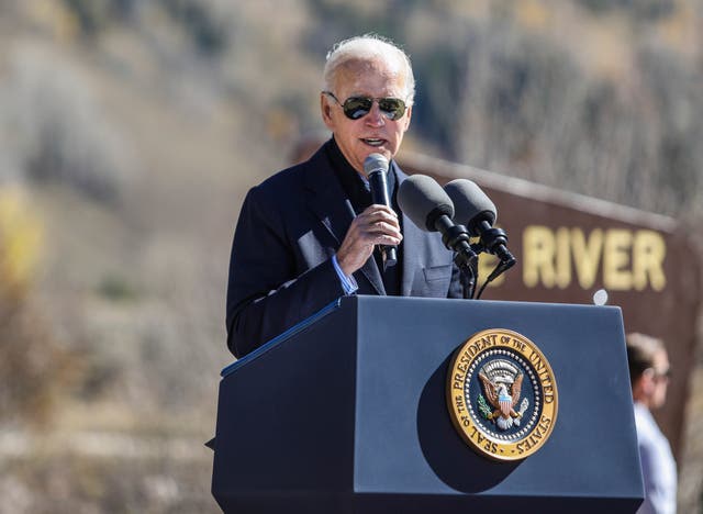 El presidente Joe Biden habla antes de designar el primer monumento nacional de su administración en Camp Hale, un sitio de entrenamiento de la era de la Segunda Guerra Mundial, el miércoles 12 de octubre de 2022, cerca de Leadville, Colo
