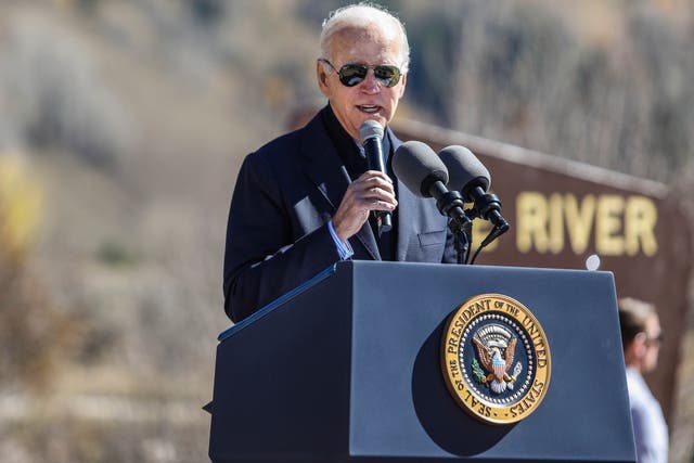 El presidente Joe Biden habla antes de designar el primer monumento nacional de su administración en Camp Hale, un sitio de entrenamiento de la era de la Segunda Guerra Mundial, el miércoles 12 de octubre de 2022, cerca de Leadville, Colo