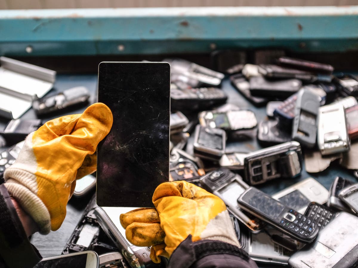 More than 5 billion phones to end up in landfill this year as old