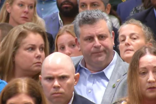 Se podía ver a los familiares de las víctimas sacudiendo la cabeza ante la lectura del veredicto del tirador de la escuela de Parkland, Nikolas Cruz.