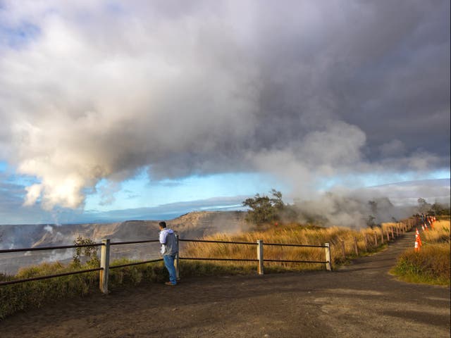La escena desde Kilauea, un volcán cercano a Mauna Loa