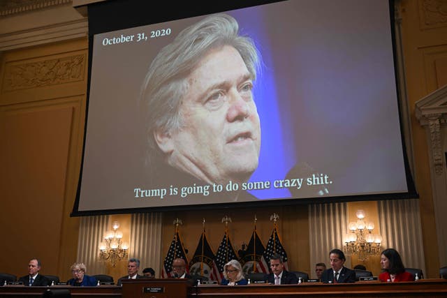 El audio del ex estratega presidencial Steve Bannon se reproduce en la audiencia del Comité Selecto de la Cámara de Representantes de EE. UU. para investigar el ataque del 6 de enero al Capitolio de EE. UU., en Capitol Hill en Washington, DC, el 13 de octubre de 2022