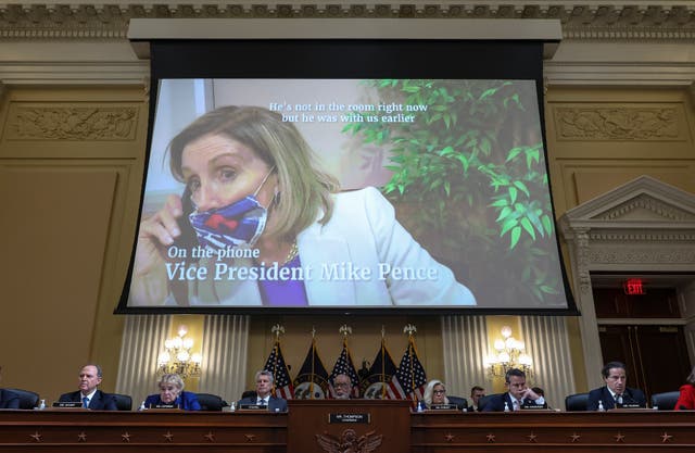 Un video de la presidenta de la Cámara de Representantes de EE. UU., Nancy Pelosi (D-CA), se reproduce durante una audiencia del Comité Selecto de la Cámara para investigar el ataque del 6 de enero al Capitolio de EE. UU. en el edificio de oficinas de Cannon House el 13 de octubre de 2022 en Washington, DC