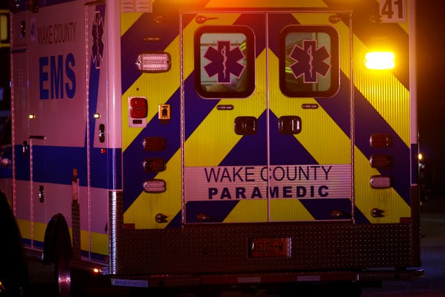 Una ambulancia que se cree que transporta a un sospechoso de tiroteo llega a la sala de emergencias del Wake Medical Center en Raleigh