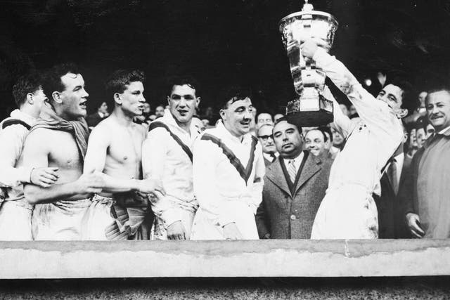 <p>Victorious Great Britain players hold aloft the trophy after winning the inaugural Rugby League World Cup</p>