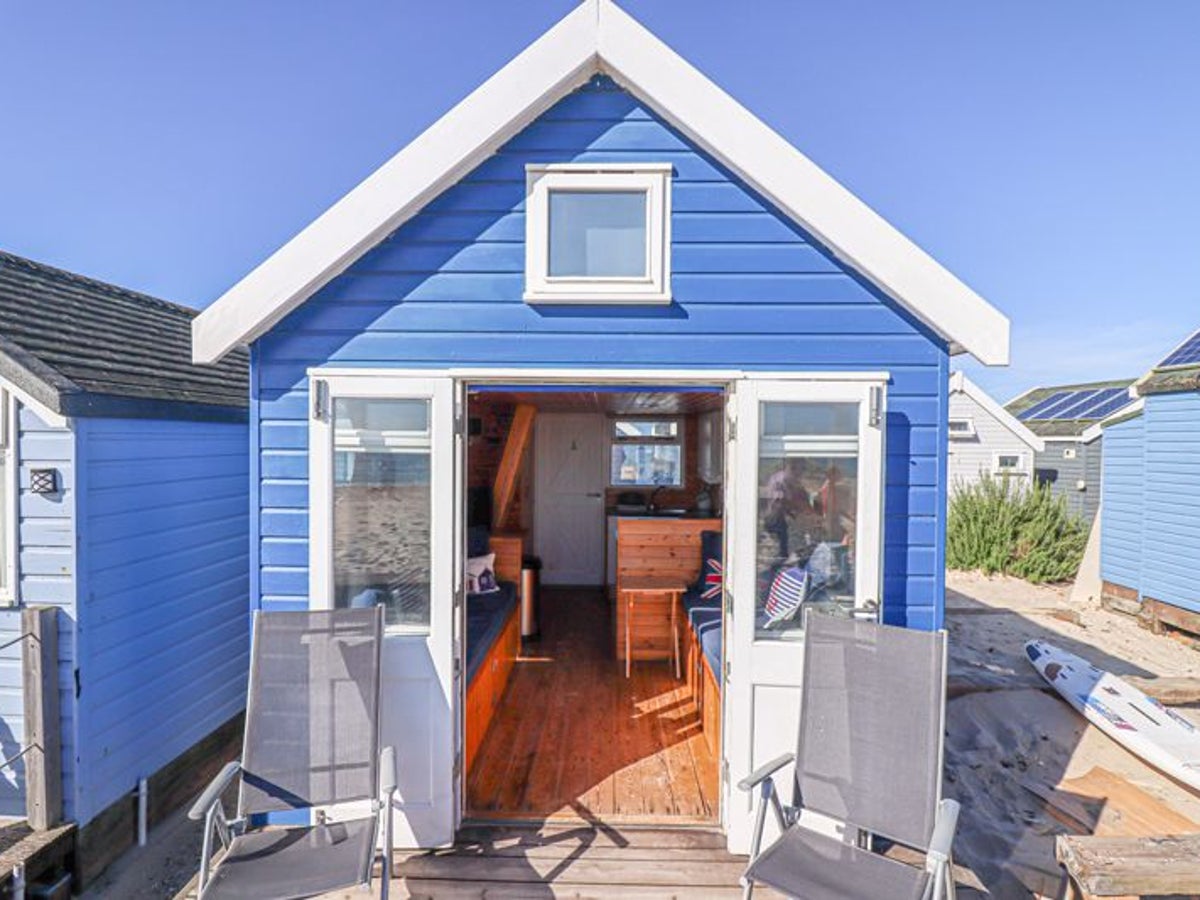 Beach hut goes on sale for £440,000 – and it has no loo