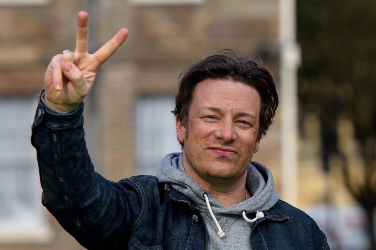 Jamie Oliver fordert kostenlose Schulmahlzeiten für alle Familien mit Universalkredit