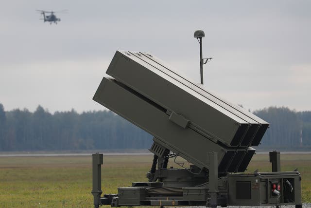 <p>El ejército español utiliza el NASAMS durante un ejercicio militar con países de la OTAN en la base aérea de Lielvarde, Letonia, el 27 de septiembre de 2022</p>