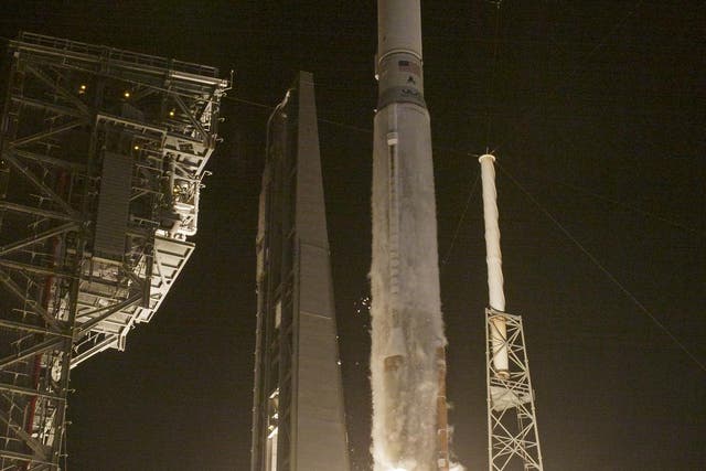 La nave espacial Lucy de la NASA se lanza desde el Centro Espacial Kennedy el 16 de octubre de 2021