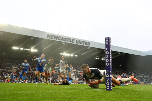 <p>Tommy Makinson scores England’s eighth try of the match</p>