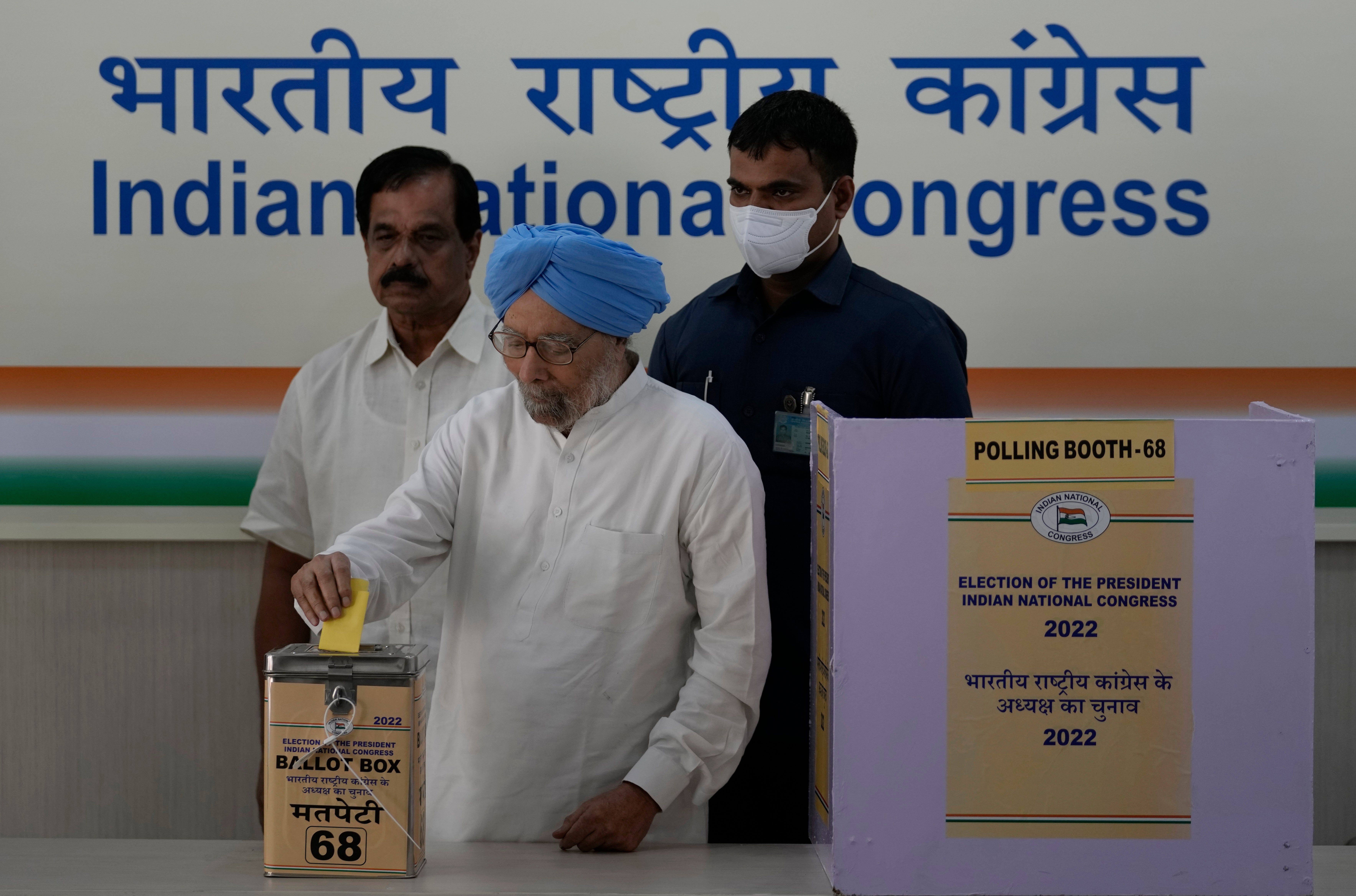 Former Indian prime minister Manmohan Singh casts his vote for congress party president election