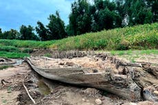 Mississippi River's low water level reveals shipwreck