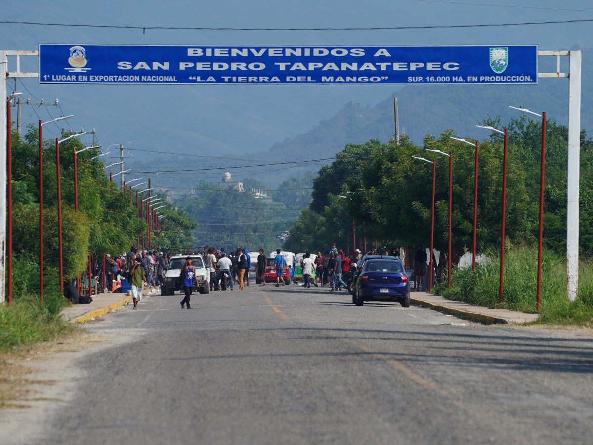 Small town in southern Mexico hosts thousands of migrants