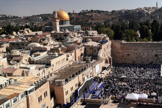 <p>Jewish worshippers take part in priestly blessing during Sukkot at the Western Wall</p>