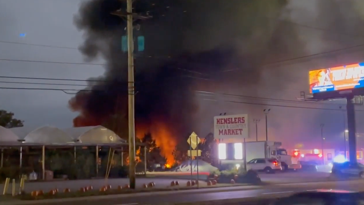 Two killed as 10-seat plane crashes into Ohio car dealership