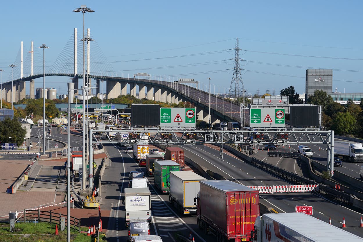 Independenta Collision Dartford Crossing: Queen Elizabeth II bridge closed after lorry ...
