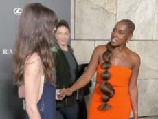 Anne Hathaway sweetly pauses interview to introduce herself to Issa Rae at Hollywood event 