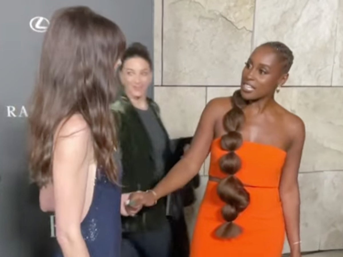 Anne Hathaway sweetly pauses interview to introduce herself to Issa Rae at Hollywood event