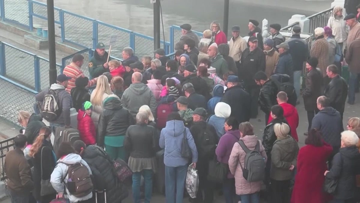 Civilians evacuate Kherson ahead of Putin declaring martial law