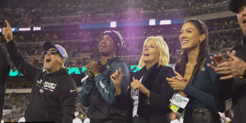 La primera dama Jill Biden canta el 'Fly Eagles Fly', el himno de los Philadelphia Eagles el domingo 16 de octubre