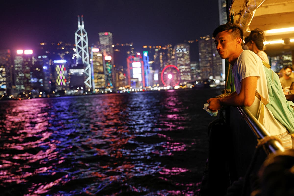 中国青年离开香港为平巢岛带来和平