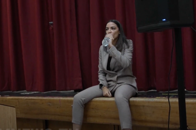 La representante Alexandria Ocasio Cortez toma un sorbo de agua durante un ayuntamiento