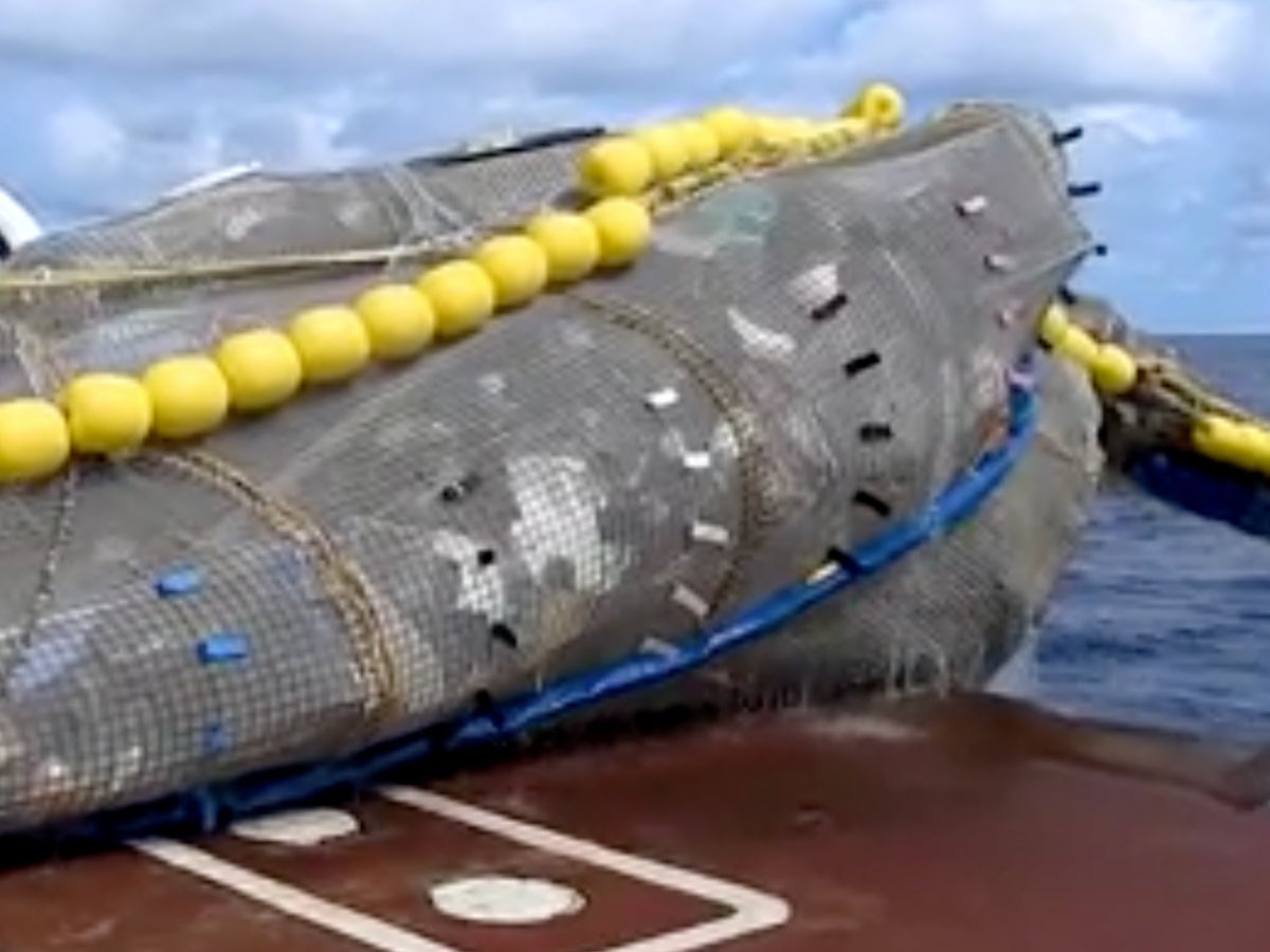 Watch this boat haul 10 tonnes of trash out of the Great Pacific Garbage Patch