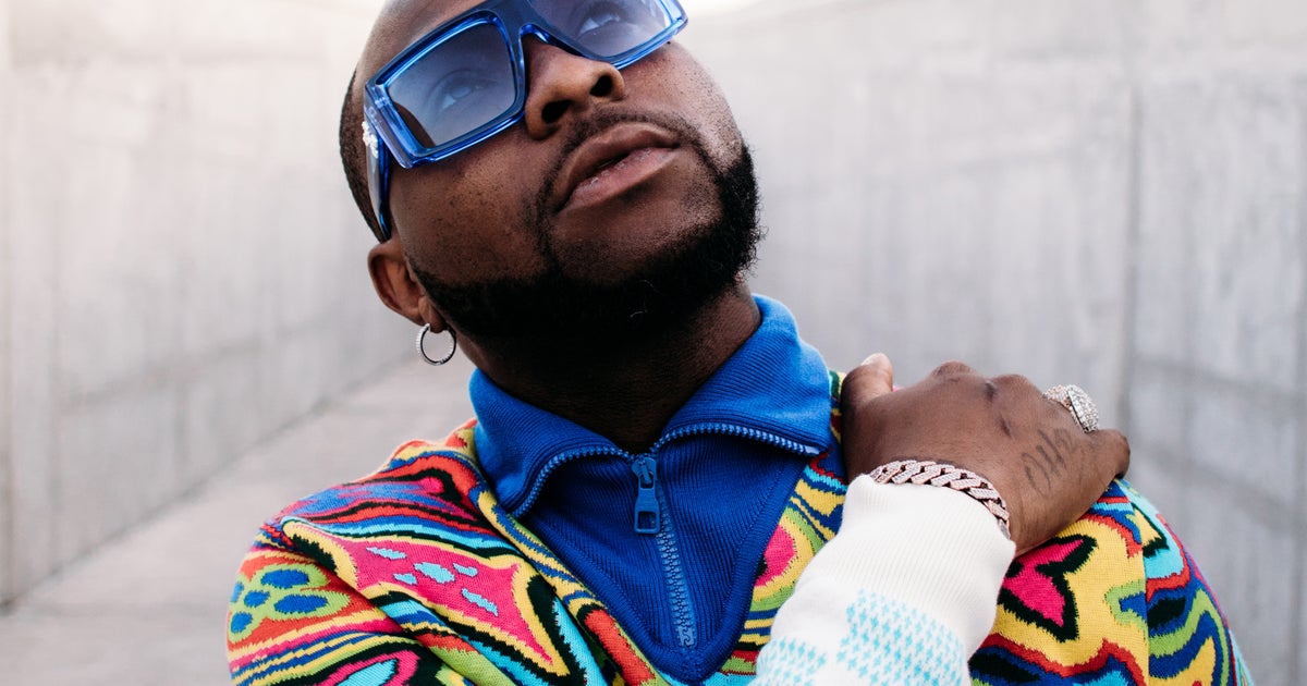 Davido Shuns Cash Spraying, Throws Money into Box at Event: Netizens React Davido Shuns Cash Spraying, Throws Money into Box at Event: Netizens React