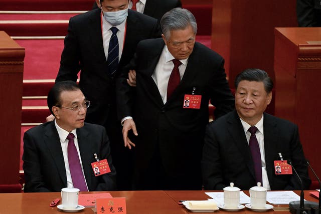 <p>China’s president Xi Jinping (right) sits besides premier Li Keqiang (left) as former president Hu Jintao  is escorted from the closing ceremony of the   Communist Party’s congress</p>