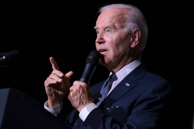 El presidente Joe Biden habla sobre el alivio de la deuda de los estudiantes en la Universidad Estatal de Delaware en Dover el 21 de octubre de 2022