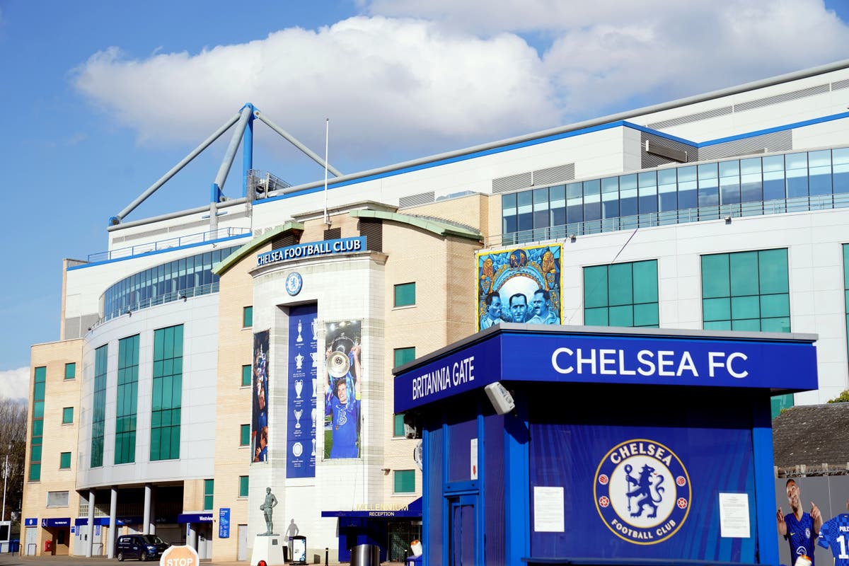 Rival managers and FA condemn homophobic chanting from Man Utd fans at Chelsea