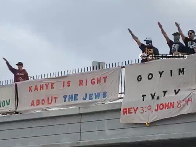 Un grupo antisemita desplegó una pancarta sobre una carretera de Los Ángeles el 22 de octubre apoyando los comentarios antisemitas de Kanye West.