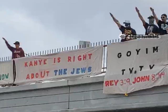 Un grupo antisemita desplegó una pancarta sobre una carretera de Los Ángeles el 22 de octubre apoyando los comentarios antisemitas de Kanye West.