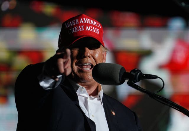 El expresidente Donald Trump señala con el dedo un mitin en Robstown, Texas, el 22 de octubre de 2022